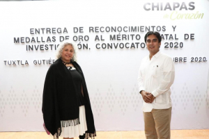 Docente galardonada con el Reconocimiento al Mérito Estatal de Investigación 2020.